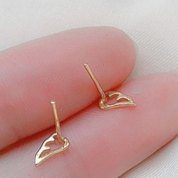 NWT Exquisite 14 Karat Gold Angel Stud Earrings - Picture 3 of 4